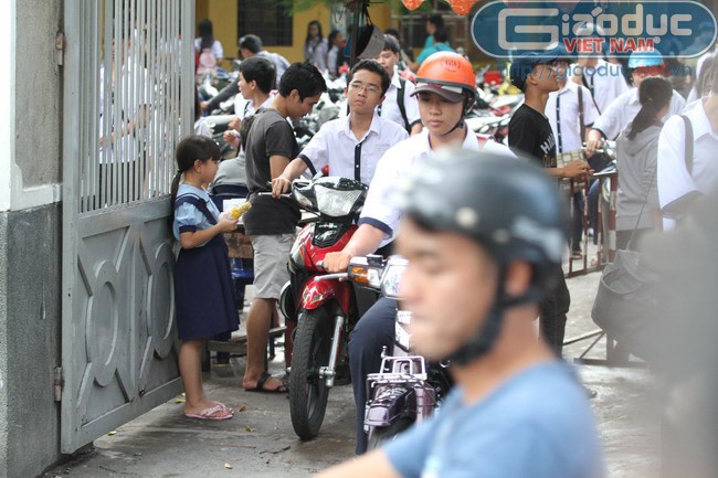 Lấy xe từ bãi xe nhà trường. >> ĐẦU NĂM HỌC MỚI, HỌC SINH THỦ ĐÔ ĐÙA VỚI TỬ THẦN